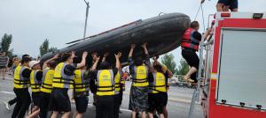 帶上沖鋒舟，大家一起風(fēng)雨同舟！