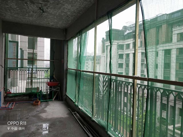 1施工前期做好安全防護(hù)工作，陽(yáng)臺(tái)掛好防護(hù)網(wǎng) (2).jpg