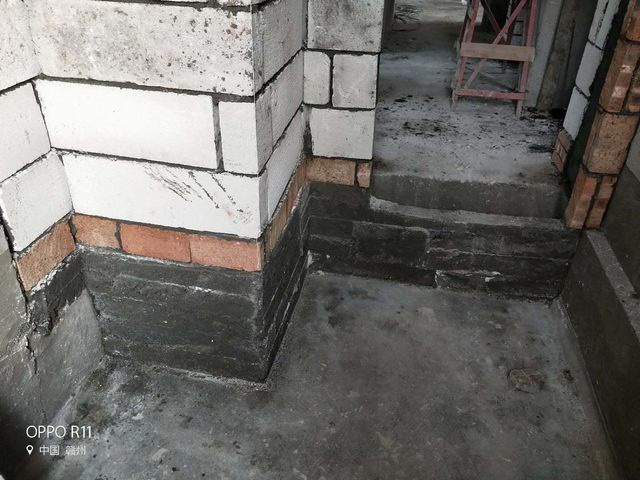 6廚房、衛(wèi)生間新砌墻體，澆筑混凝土地梁，讓墻體更受力，后期防水更有保障.jpg