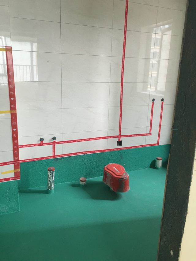 10衛(wèi)生間做好預(yù)制板找平后防水工藝處理，做到翻墻30公分使墻地防水連為一體.jpg