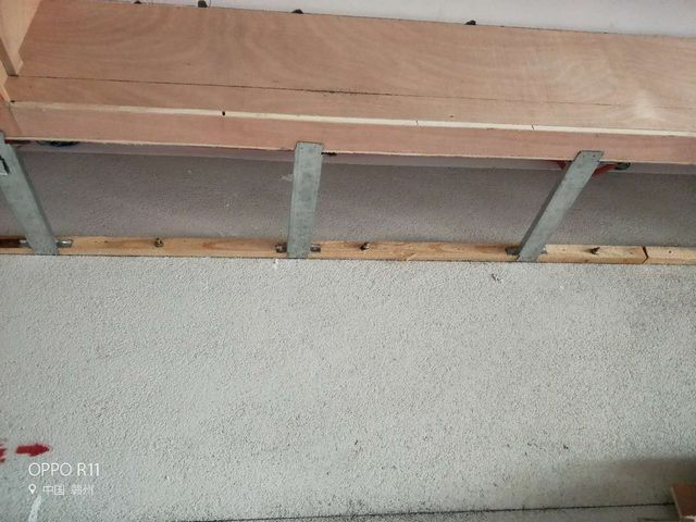 2墻面木方用膨脹螺絲加固，間距為80公分內(nèi)，增加吊頂?shù)睦喂绦?jpg