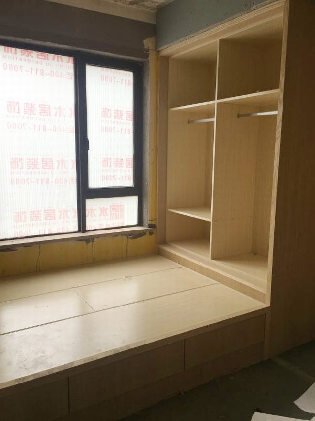13現(xiàn)場(chǎng)制作完的衣柜及榻榻米.JPG