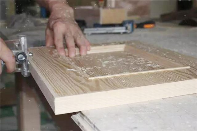 16裝飾柜線條收口后不能立即修邊，待3-5天風(fēng)干后再修邊， 立即打磨光滑，并及時(shí)封閉底漆、防止線條受空間溫濕度影響而膨脹或收縮，造成收口與飾面不平順.jpg