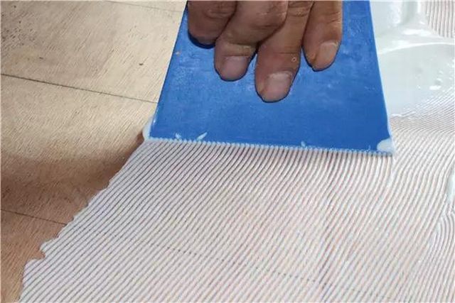 17裝飾柜貼飾面板：在壓好成型的門(mén)扇模坯正反二面用白乳膠各粘貼一層3mm飾面板， 再按照壓模坯的方法壓12天左右.jpg